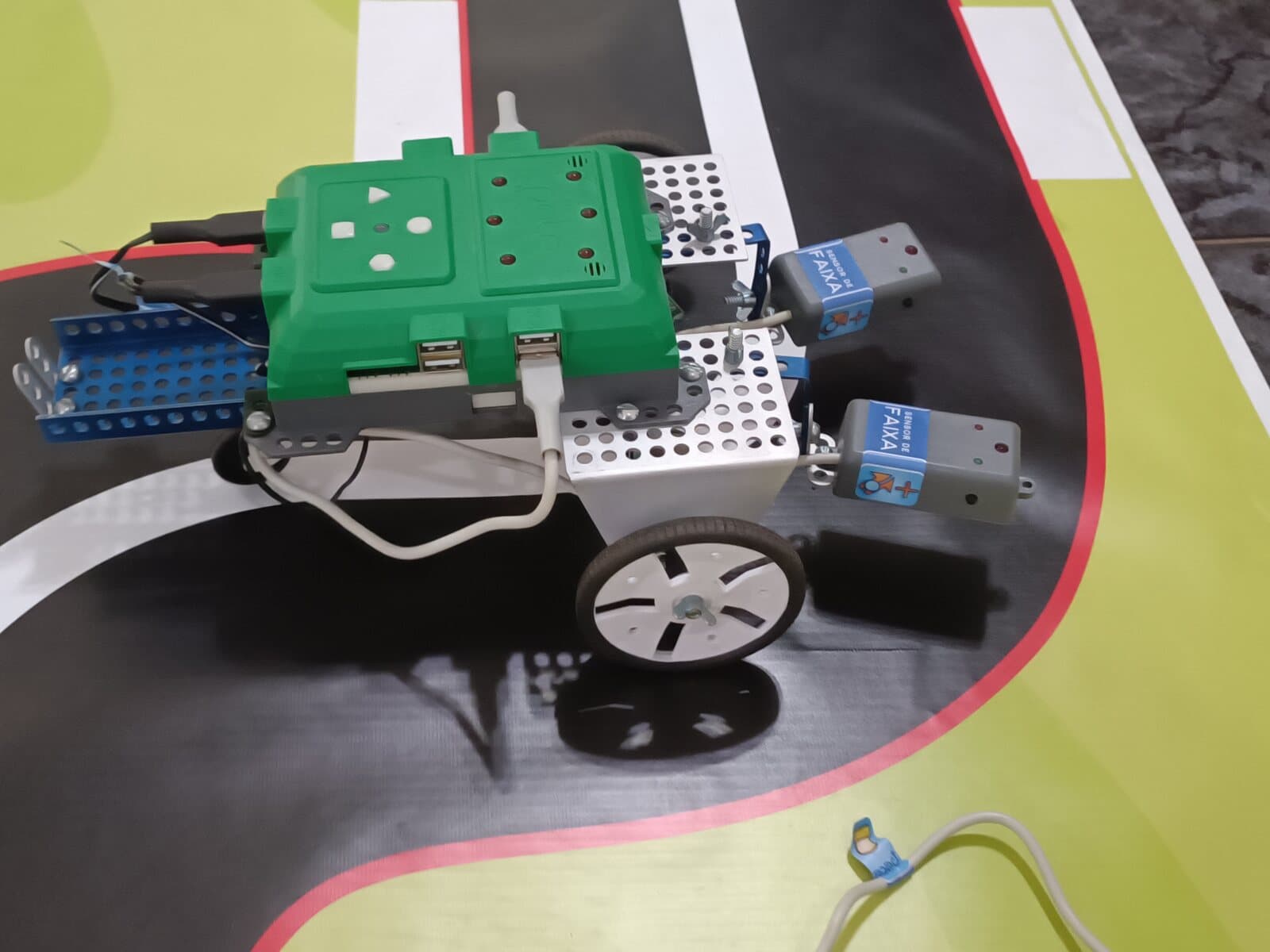 Robô ALPHA sobre a pista de linha, em close