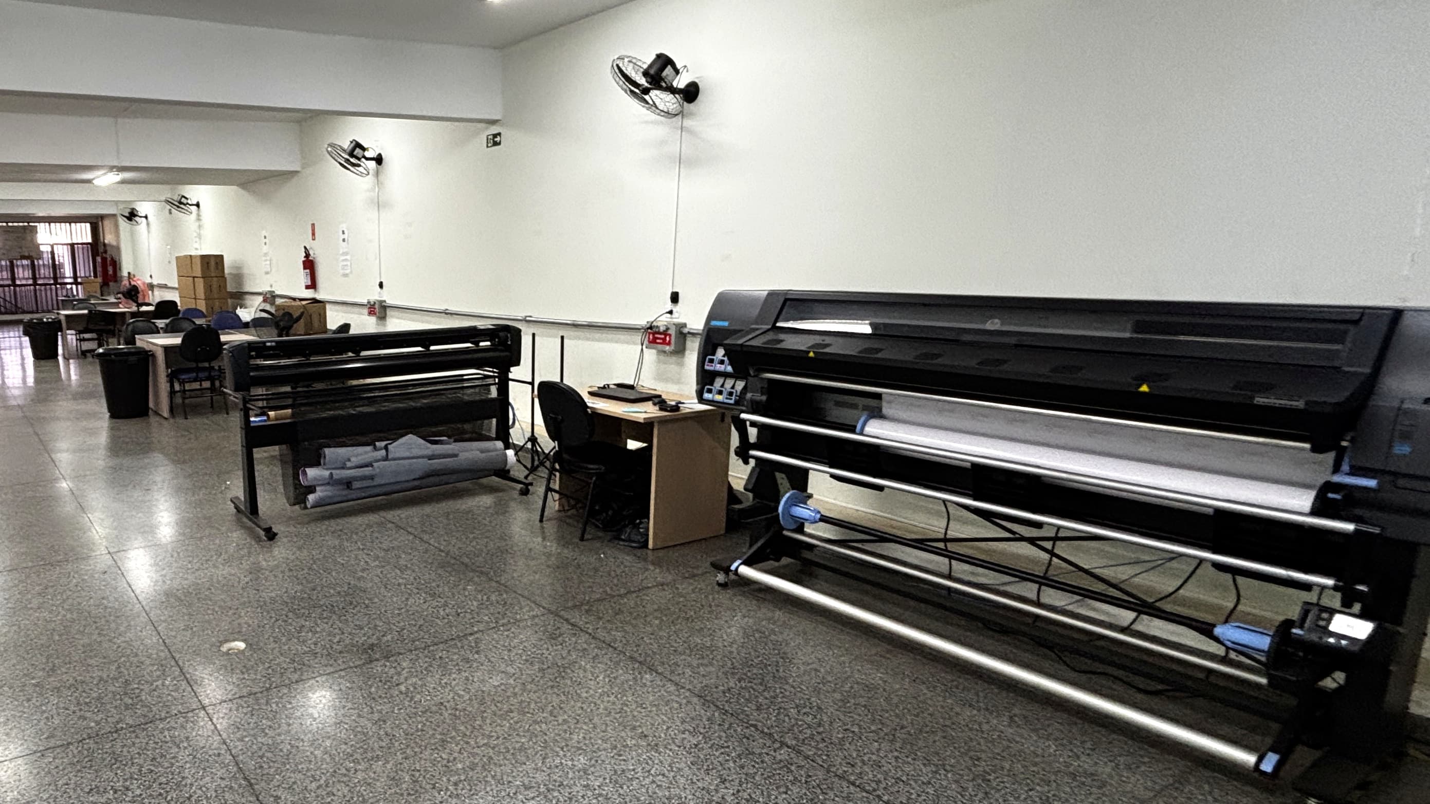 Plotter de grande formato e recortadora de vinil usadas na produção dos adesivos dos kits
