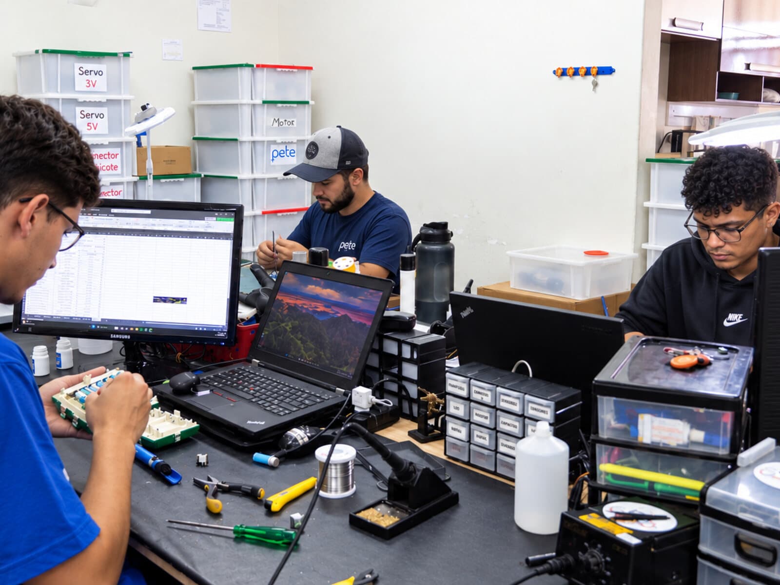 Equipe da PETE em bancadas de montagem e teste de placas, na fábrica em São Carlos